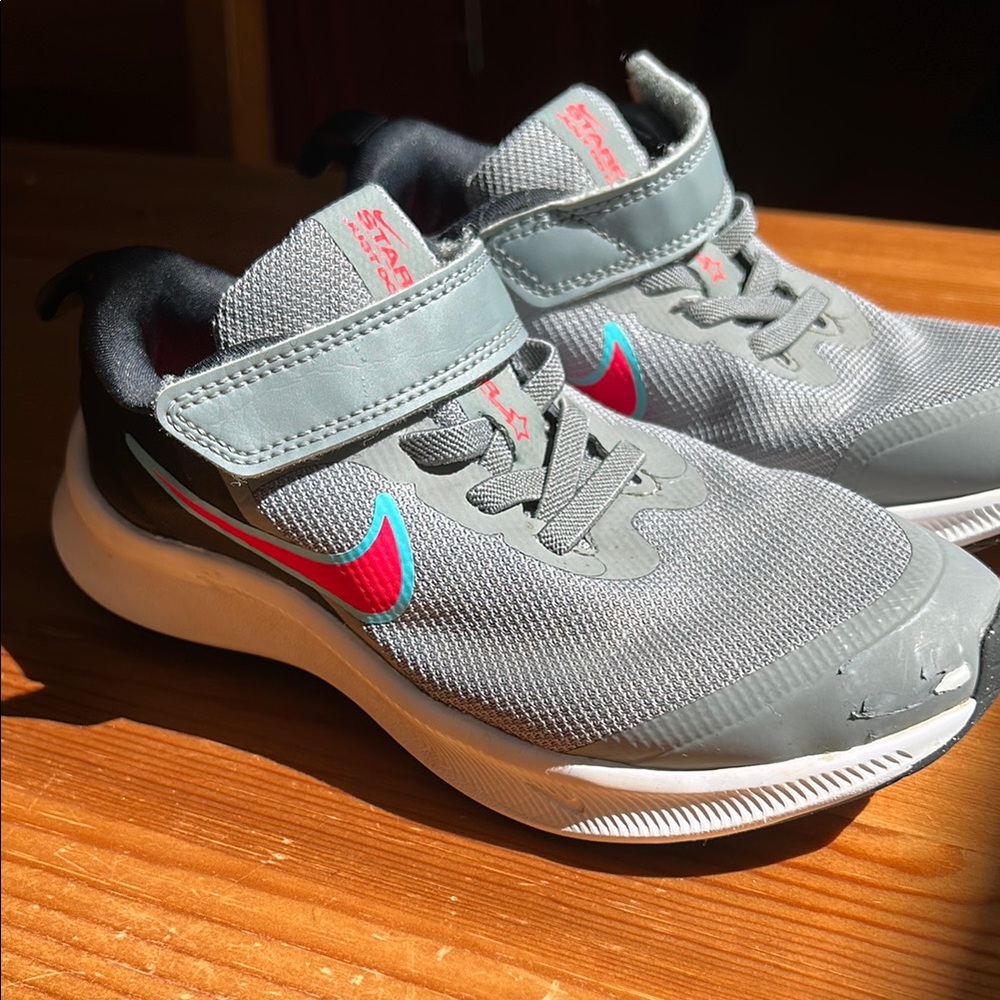 Nike Star Runner 3 Smoke Grey Siren Red kids shoes with Velcro Strap